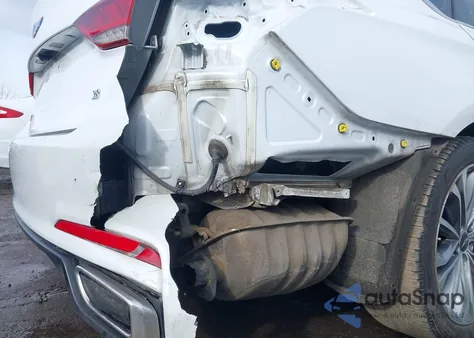 2016 Hyundai Genesis 3.8 z USA, uszkodzony, nr VIN KMHGN4JE3GU137028